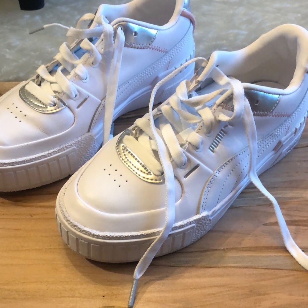 Brand new pumas worn twice 
Daughter gave to me. Just not my style but cute